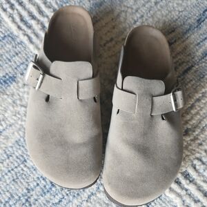 Universal Thread Women's Suede Slip-On Clogs in Light Gray